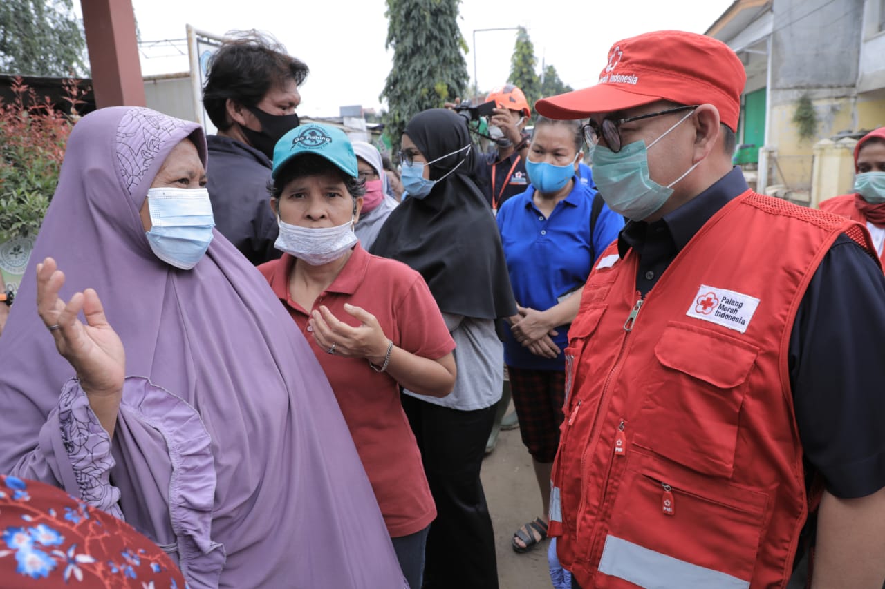 Sekretaris PMI Sudirman Said berbincang dengan warga korban banjir di Bekasi. (Foto: Dok PMI)