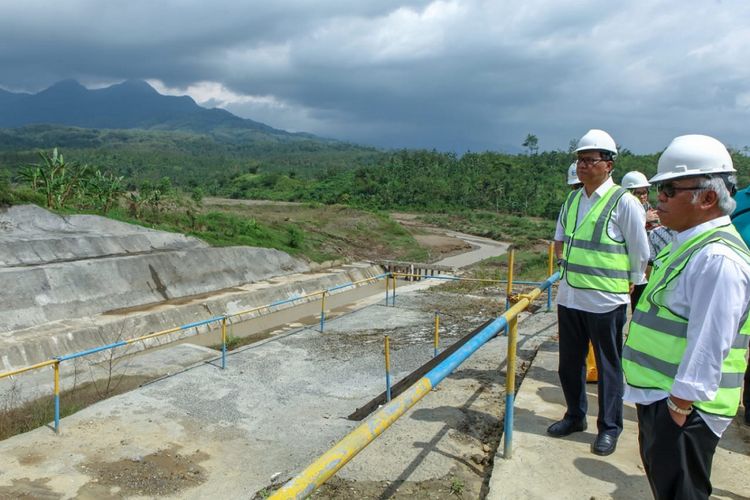 Menteri PUPR Basuki Hadimuljono saat meninjau pembangunan Bendungan Kuningan, Provinsi Jawa Barat, sebelum pandemi Covid-19. (Foto: Dok. Biro Komunikasi Publik Kementerian PUPR)