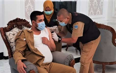 Walikota Probolinggo, Hadi Zainal Abidin saat menjalani vaksin di rumah dinasnya. (Foto: Ikhsan Mahmudi/Ngopibareng.id)