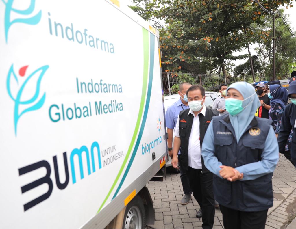 Gubernur Jawa Timur Khofifah Indar Parawansa ketika melepas pendistribusian vaksin di Jatim. (Foto: Humas Pemprov Jatim)