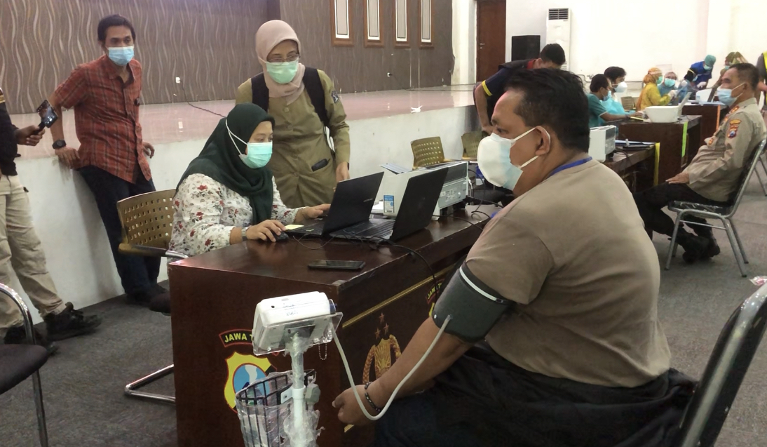 Salah satu anggota Polrestabes Surabaya yang akan menjalani vaksinasi tahap pertama. (Foto: Andhi Dwi/ Ngopibareng.id)