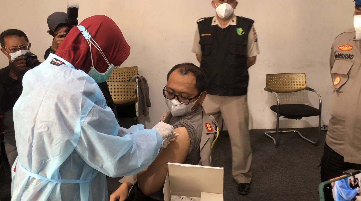 Wakapolrestabes Surabaya, AKBP Hartoyo, ketika menjalani vaksinasi Covid-19. (Foto: Andhi Dwi/Ngopibareng.id)