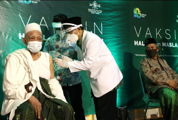 Rais Syuriah PWNU Jatim KH Anwar Mansyur disuntik vaksin Covid-19. (Foto: Dok PWNU)