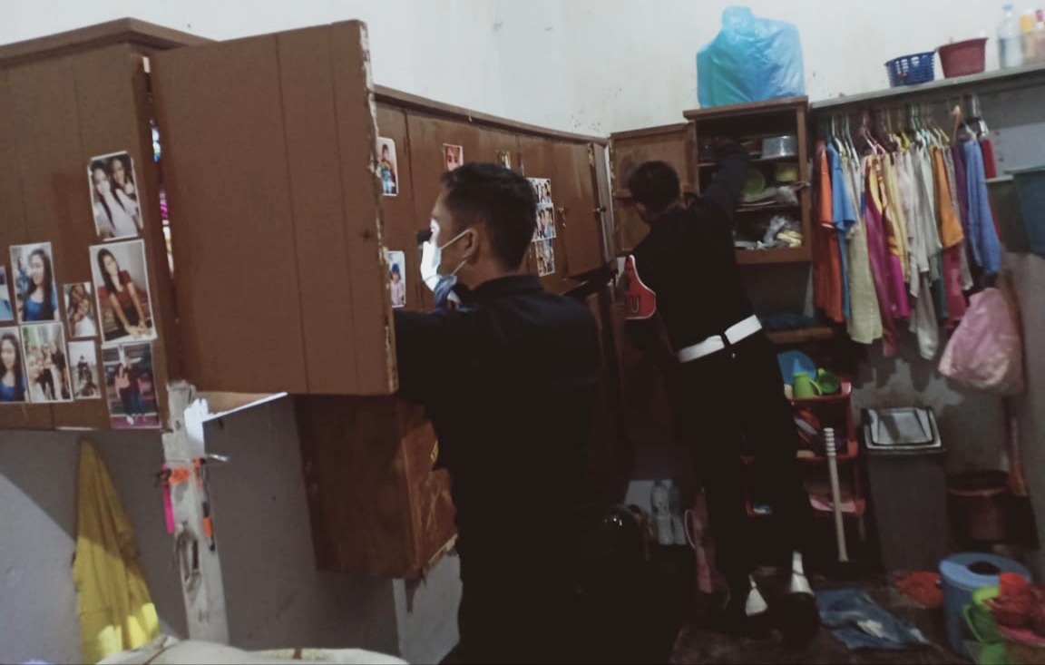 Petugas menggeledah setiap sudut ruang tahanan dalam razia yang dilakukan di blok hunian Lapas Kelas IIA Banyuwangi, Jawa Timur. (Foto: Istimewa)