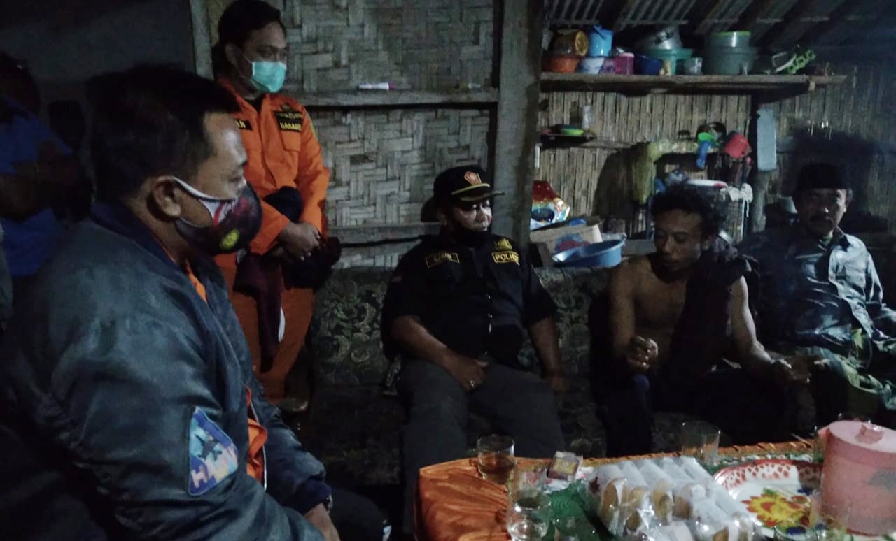 Korban berbincang dengan keluarga dan Basarnas di rumahnya sesaat setelah dievakuasi (foto:istimewa)