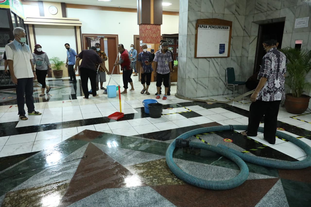Gubernur Ganjar Pranowo langsung cek kondisi kantornya yang kebanjiran, usai pulang dari perjalanan dinas ke Kudus, Selasa 22 Februari 2021. (Foto: Dok. Pemprov Jateng)