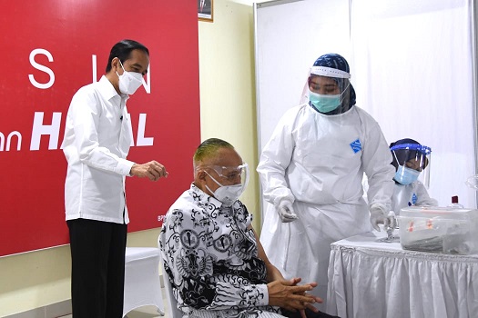 Presiden Joko Widodo (Jokowi) menyaksikan langsung proses vaksinasi Covid-19 bagi guru, tenaga pendidik, dan kependidikan dimulai Rabu, 24 Februari 2021. Sebagai tanda awal vaksinasi guru dan tenaga pendidik mulai, penyuntikan dosis pertama dilakukan di SMAN 70 Bulungan, Jakarta. (Foto: Setpres)