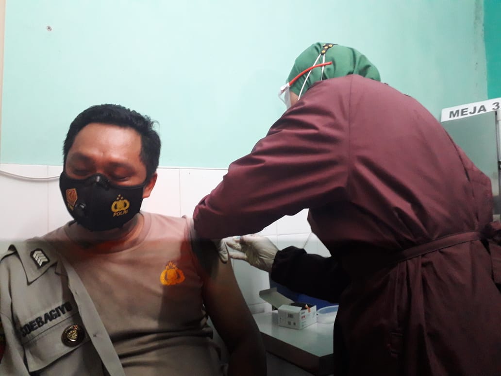 Proses vaksinasi anggota Polresta Malang Kota (Foto: Lalu Theo/ngopibareng.id)