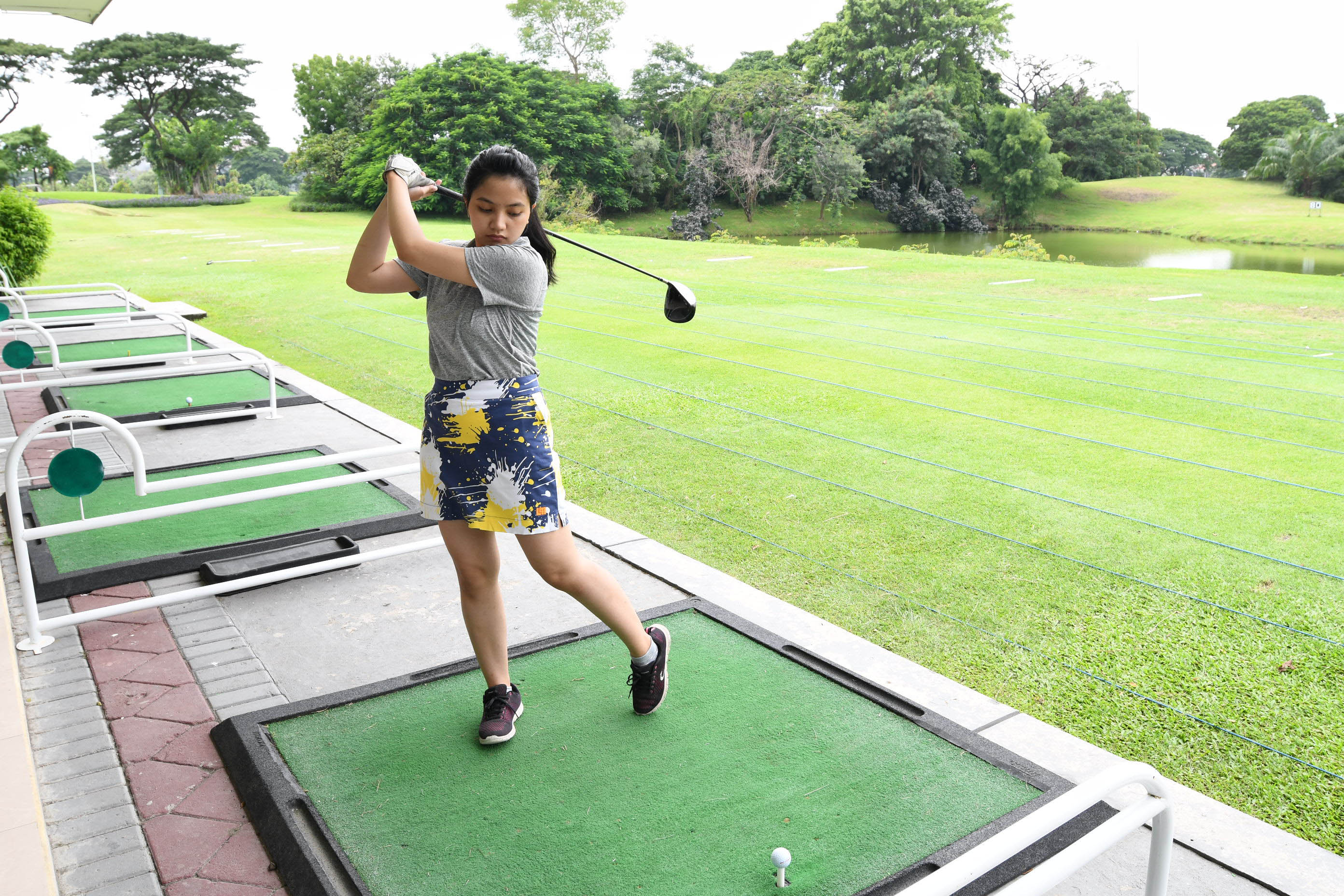 Salah satu golfer milenial yang sedang berlatih bermain golf di BDG Surabaya. (Foto: istimewa)