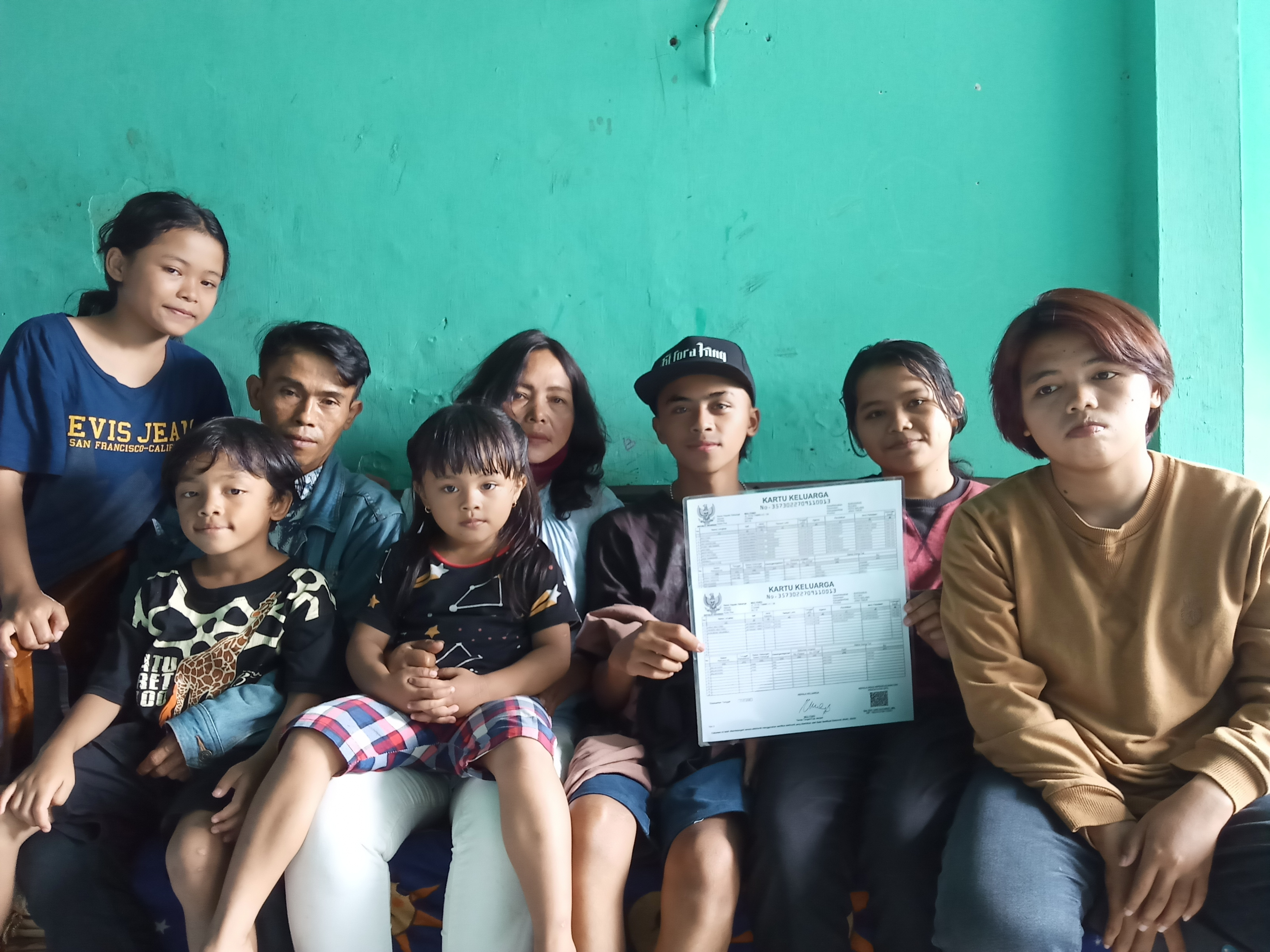 Pasutri di Malang dengan 16 orang anak saat ditemui di kediamannya di Jalan Krakatau, Nomor 19, Sukun, Kota Malang (Foto: Lalu Theo/ngopibareng.id)