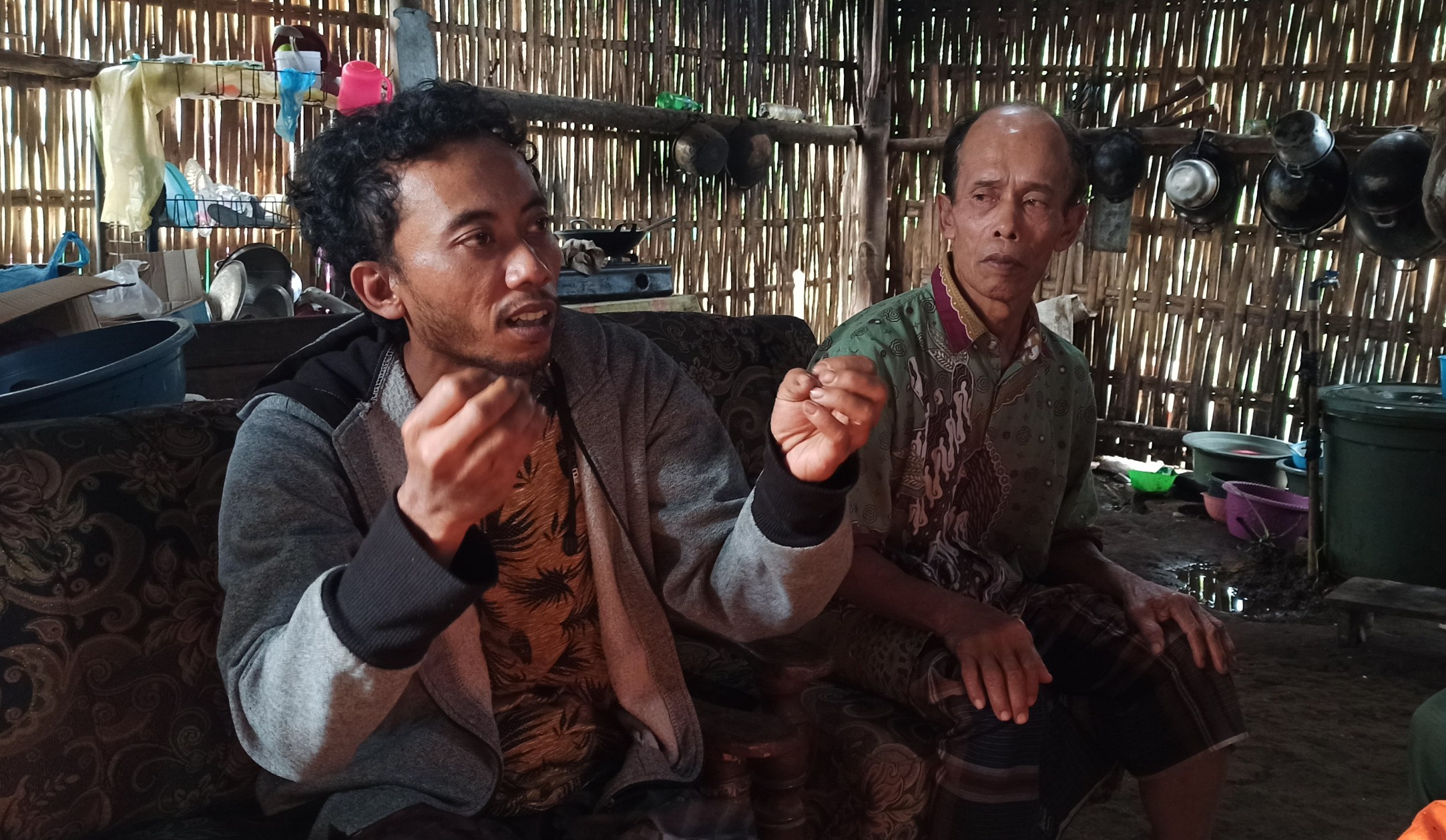 Nurul Machrus (kiri) bersama bapak mertuanya Namo menceritakan kembalinya dirinya dari dimensi lain. (Foto: Muh Hujaini/Ngopibareng.id)