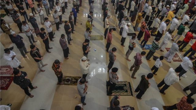 Jamaah umat Islam di Masjid sedang mengerjakan salat bersajaah di masa pandemi Covid-19. (Foto: Istimewa)