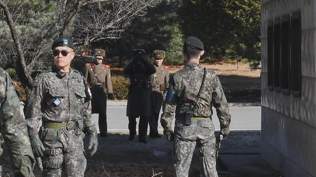 Tentara Korea Utara sedang berhadapan dengan tentara Korea Selatan. (Foto: south-korea-out)