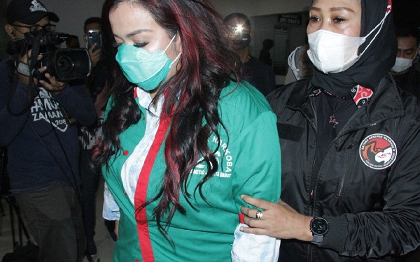 Penampakan Jennifer Jill dihadirkan dalam jumpa pers di Polres Metro Jakarta Barat. (Foto: Humas Polres Jakarta Barat)