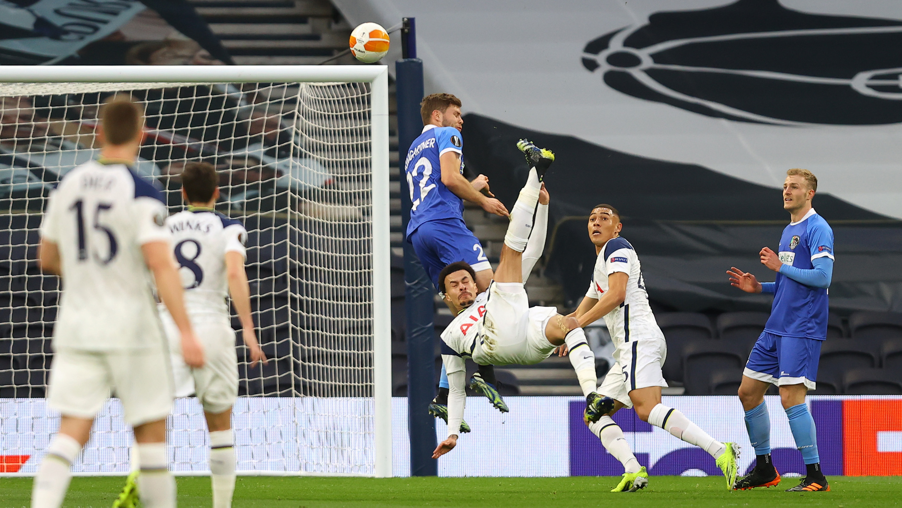 Tendangan Salto Delle Ali bawa Tottenham Hotspur menang besar atas Wolfsberger di leg kedua babak 32 besar Liga Europa. (Foto: Twitter/@SpursOfficial)
