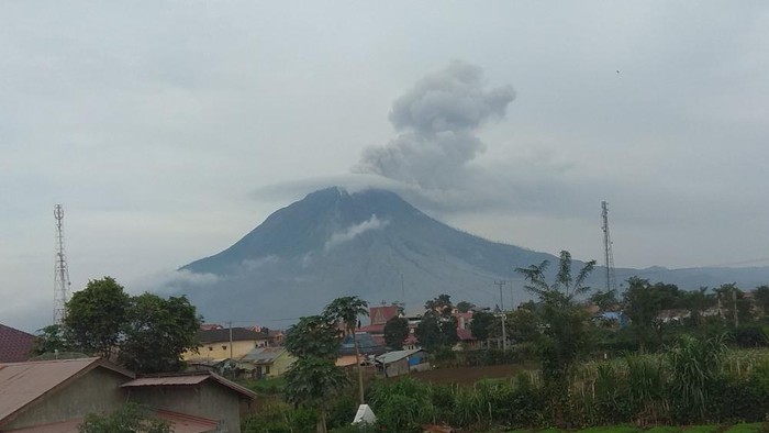 Ilustrasi erupsi Gunung Sinabung, Kabupaten Karo, Sumatera Utara. (Foto: Istimewa)