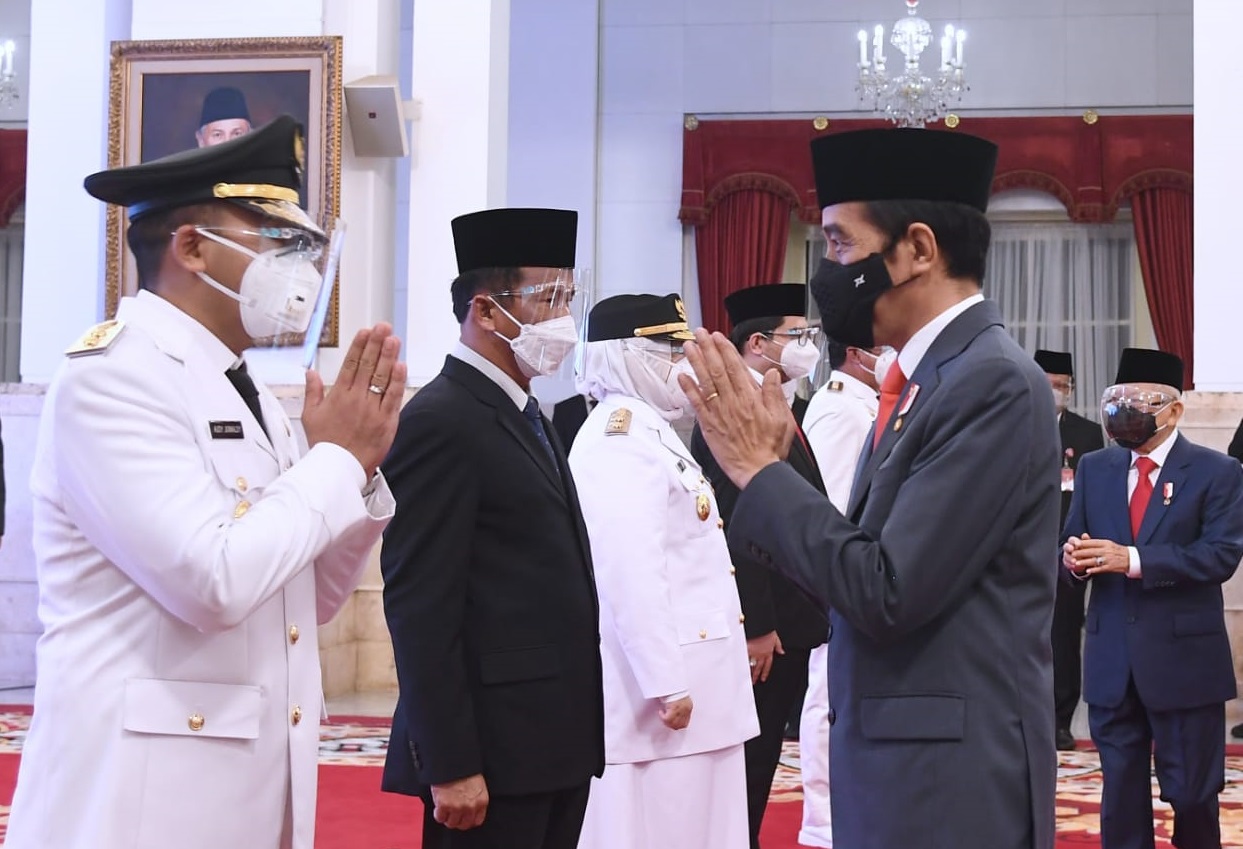Presiden Joko Widodo melantik tiga gubernur dan wakil gubernur di Istana Negara Jakarta, Kamis 26 Februari 2021. (Foto: Setpres)
