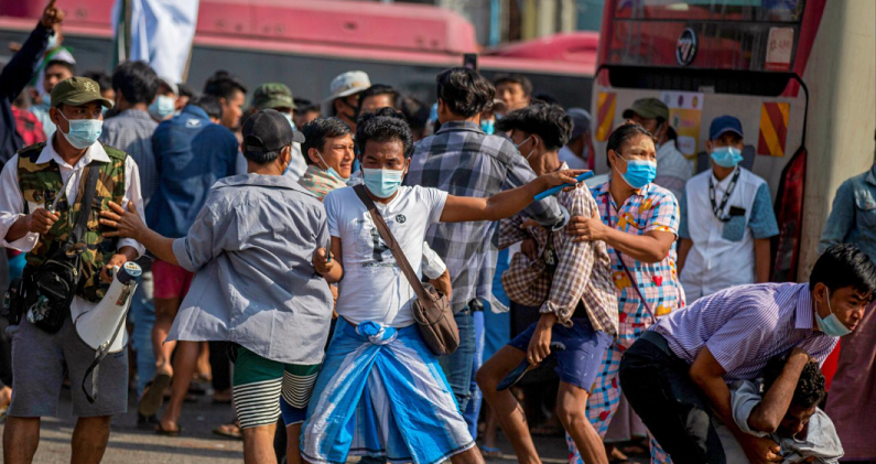 Bentrok antara pedemo anti-militer dan pendukung kudeta militer di Myanmar. (Foto: rtrs)