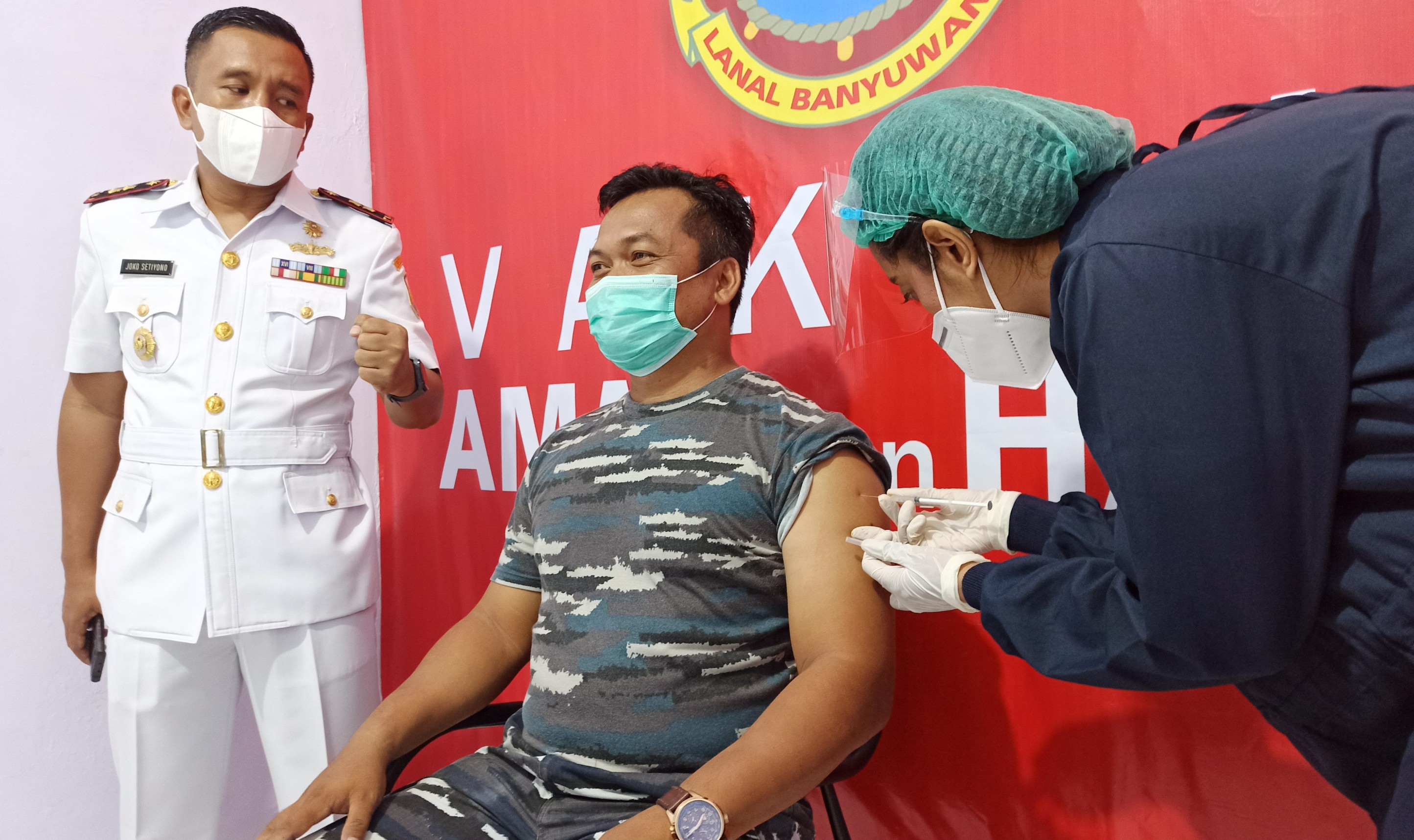 Komandan Lanal Banyuwangi Letkol Laut (P) Joko Setiyono mendampingi anggotanya yang menjalani vaksinasi Covid-19 di BP Lanal Banyuwangi. (Foto: Muh Hujaini/Ngopibareng.id)