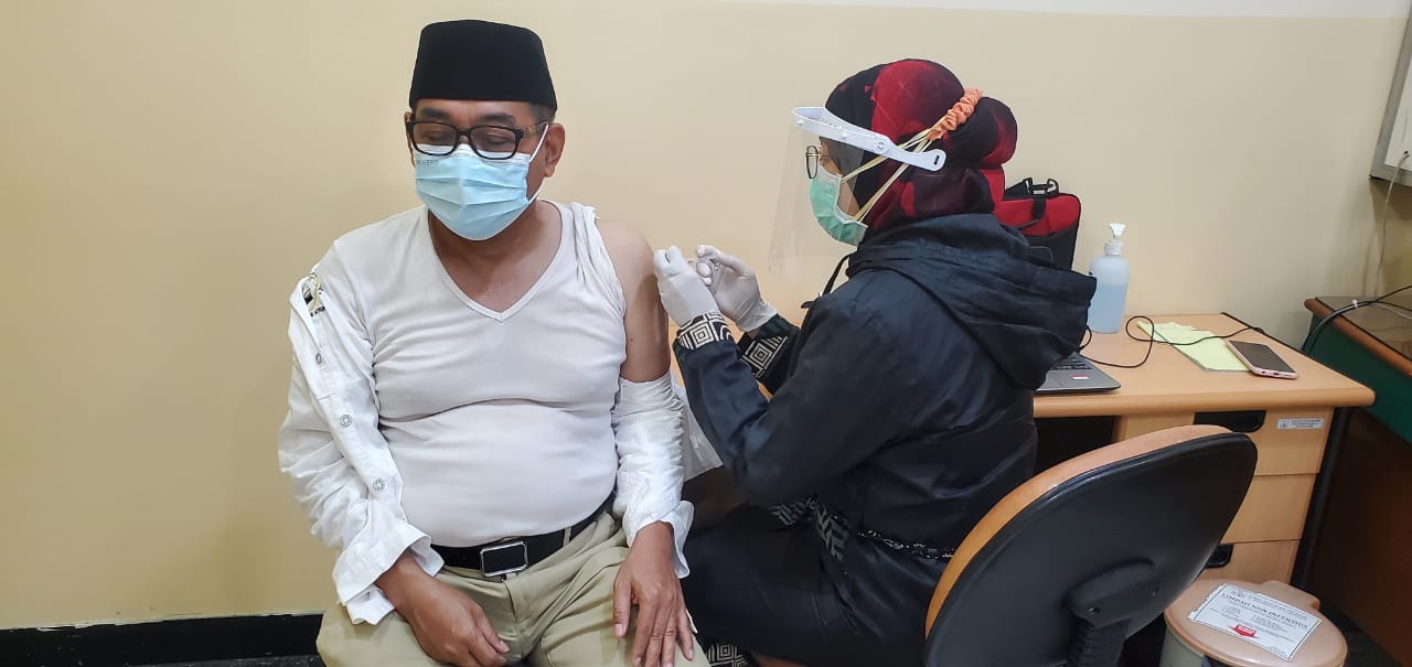 Ketua DMI Surabaya Arif Afandi saat menjalani vaksinasi Covid-19. (Foto: dok DMI Surabaya)