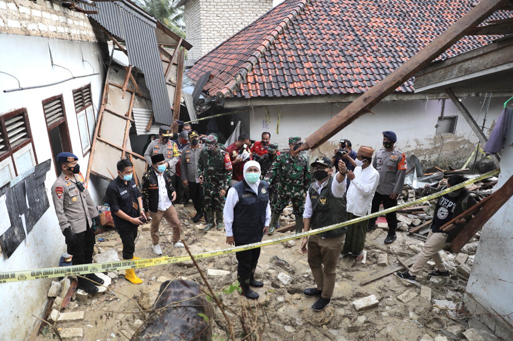 Khofifah saat melihat lokasi bencana tanah longsor di Ponpes Annidhomiyah di Pamekasan. (Foto: Istimewa)