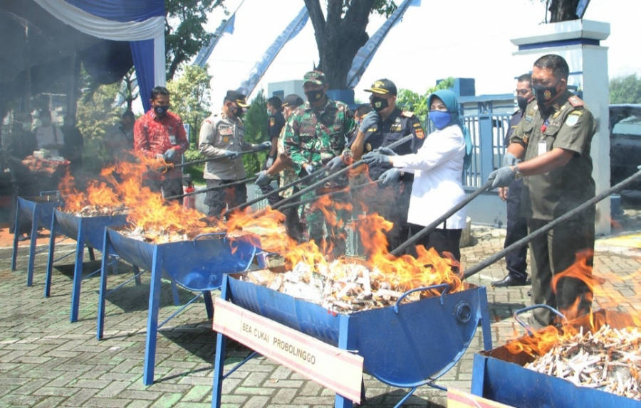 Sebanyak 1.023.038 batang rokok ilegal dimusnahkan dengan cara dibakar di kantor Bea dan Cukai, Probolinggo. (Foto: Ikhsan Mahmudi/Ngopibareng.id)