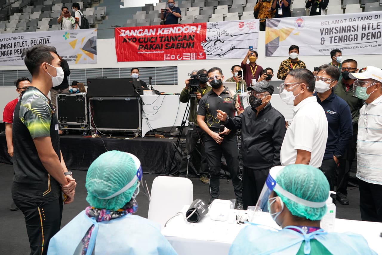 Wapres KH Maruf Amin meninjau vaksinasi para atlet di Istora Senayan, Jumat, 26 Februari 2021. (Foto: Setpres)
