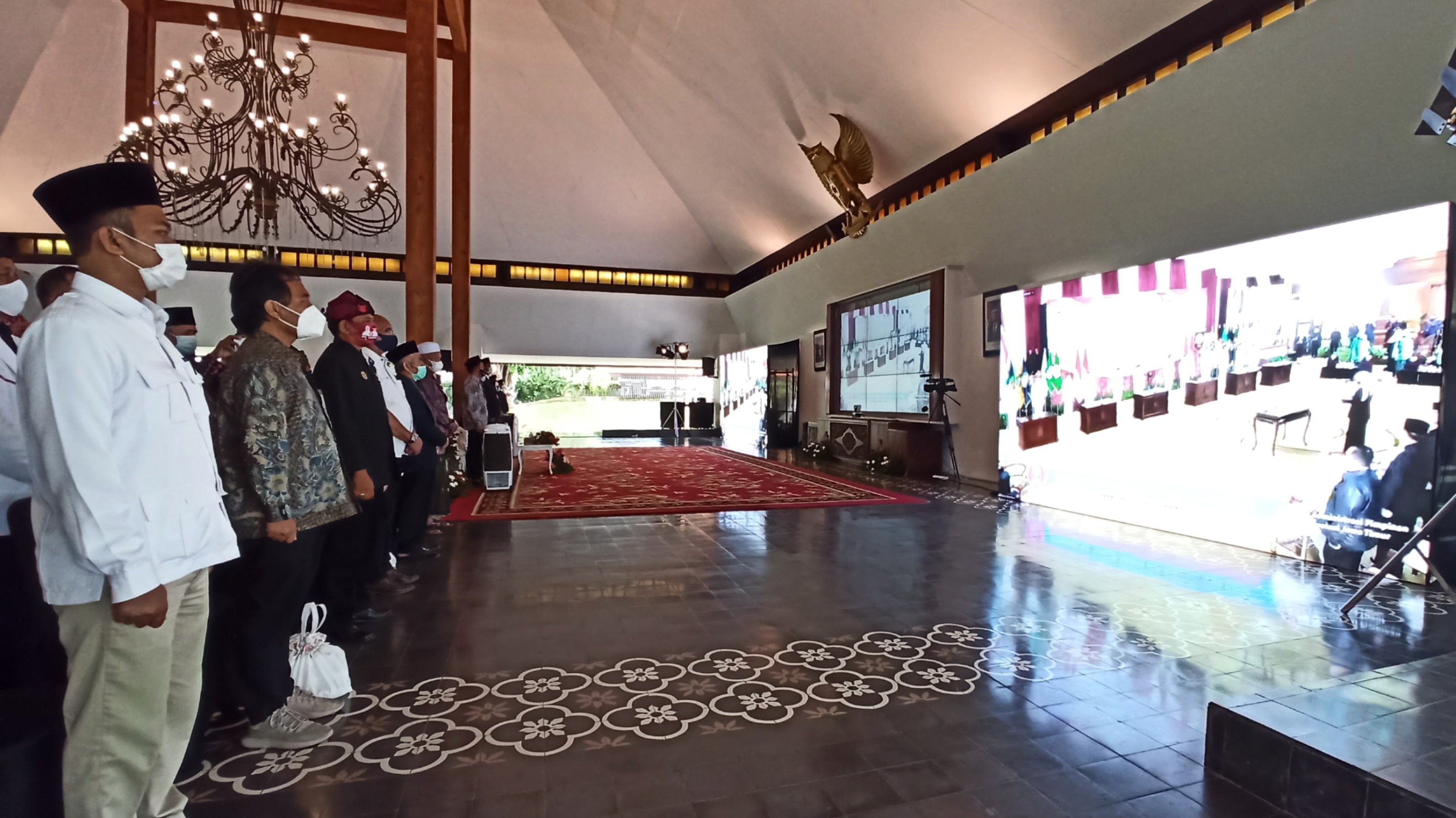 Forkopimda, Tokoh Masyarakat, Dan Tokoh Agama Banyuwangi mengikuti pelantikan Bupati dan Wakil Bupati Banyuwangi secara daring (foto:Muh Hujaini/Ngopibareng.id)