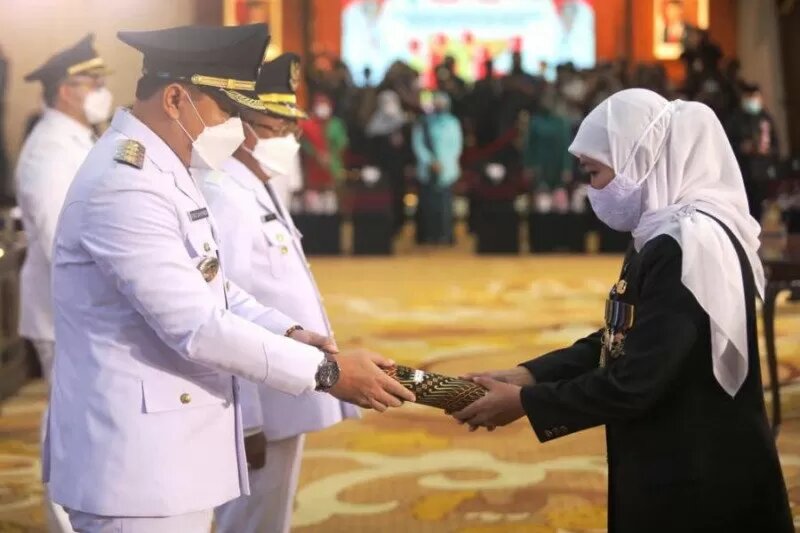Eri Cahyadi dan Armudji dilantik Gubernur Khofifah sebagai Walikota dan Wakil Walikota Surabaya. (Foto: Biro Pers Prov Jatim)