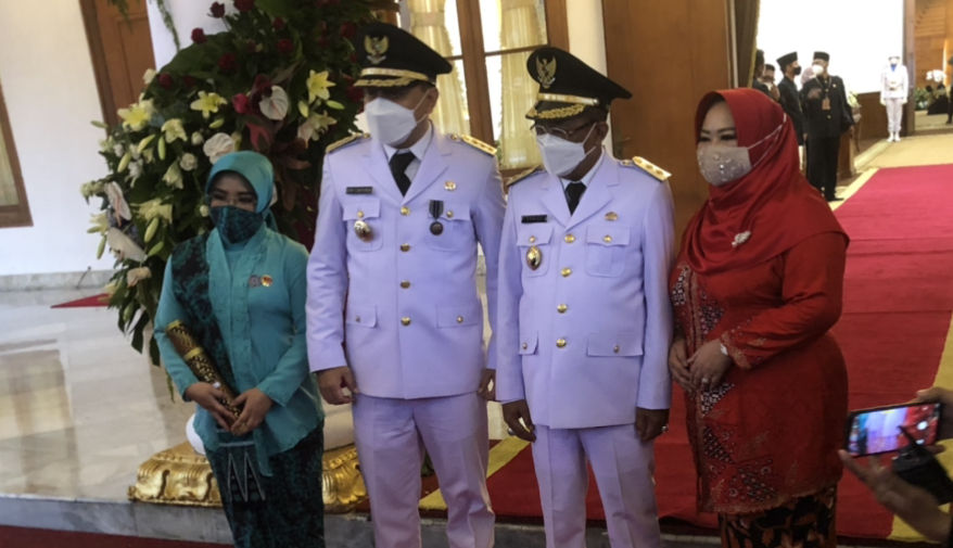 Walikota dan Wakil Walikota Surabaya, Eri Cahyadi dan Armuji setelah dilantik di Gedung Negara Grahadi. (Foto: Andhi Dwi/Ngopibareng.id)