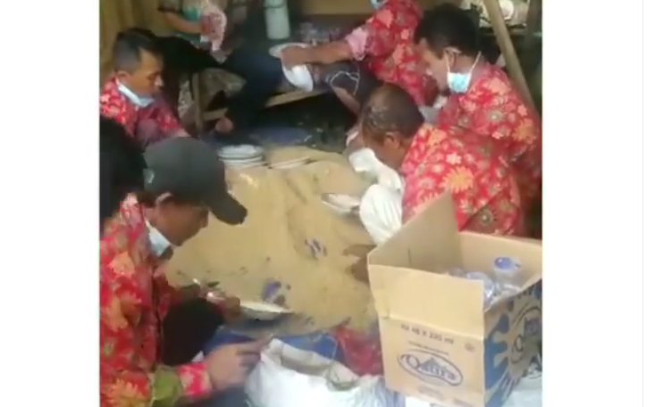 Video berisi sekelompok laki-laki sedang mencuci piring menggunakan serbuk gergaji kayu viral. (Foto: Tangkapan layar via Instagram)