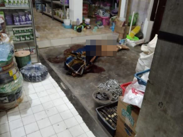 Pemilik toko bernama Bisri Effendi meninggal di dalam tokonya, Sabtu 27 Februari 2021. (Foto: Choirul Anam/Ngopibareng.id)