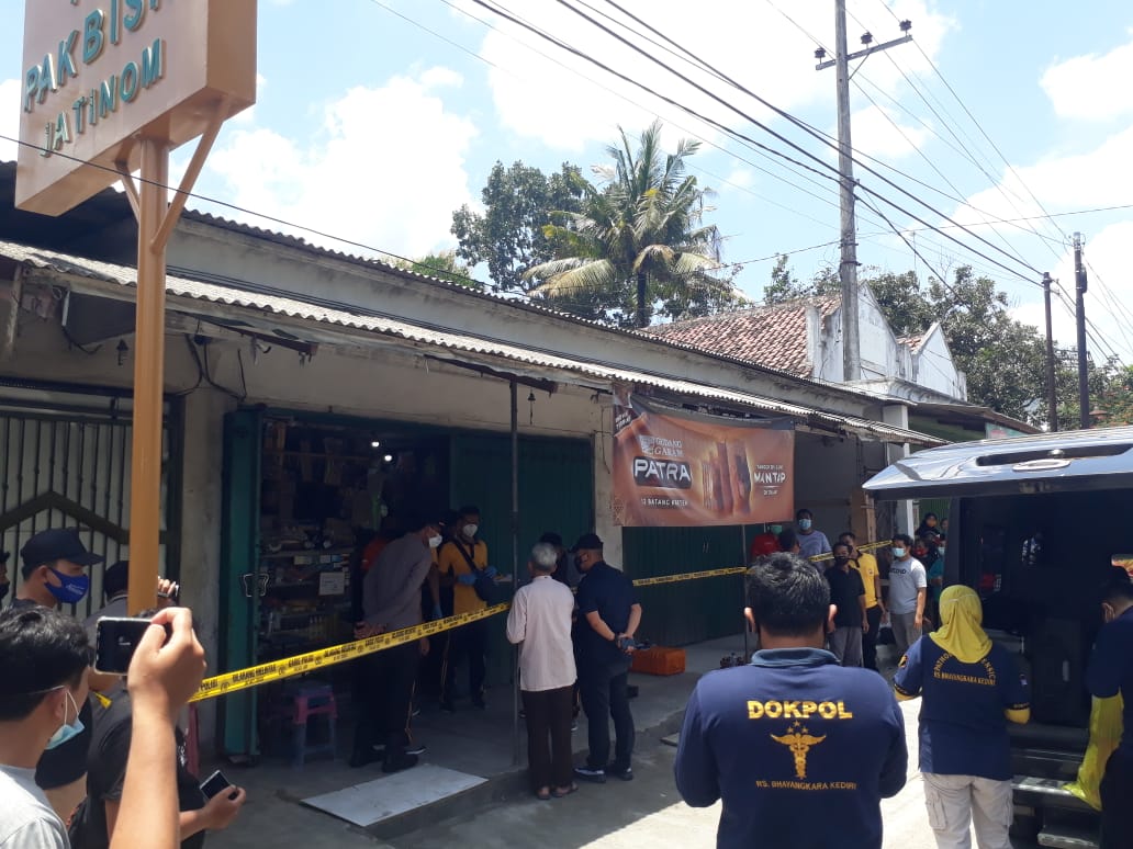 Bisri Effendi, pemilik toko tewas di dalam toko yang berlokasi di RT 04/RW 03 Desa Jatinom, Kecamatan Kanigoro, Kabupaten Blitar, Jawa Timur. (Foto: Choirul Anam/Ngopibareng.id)