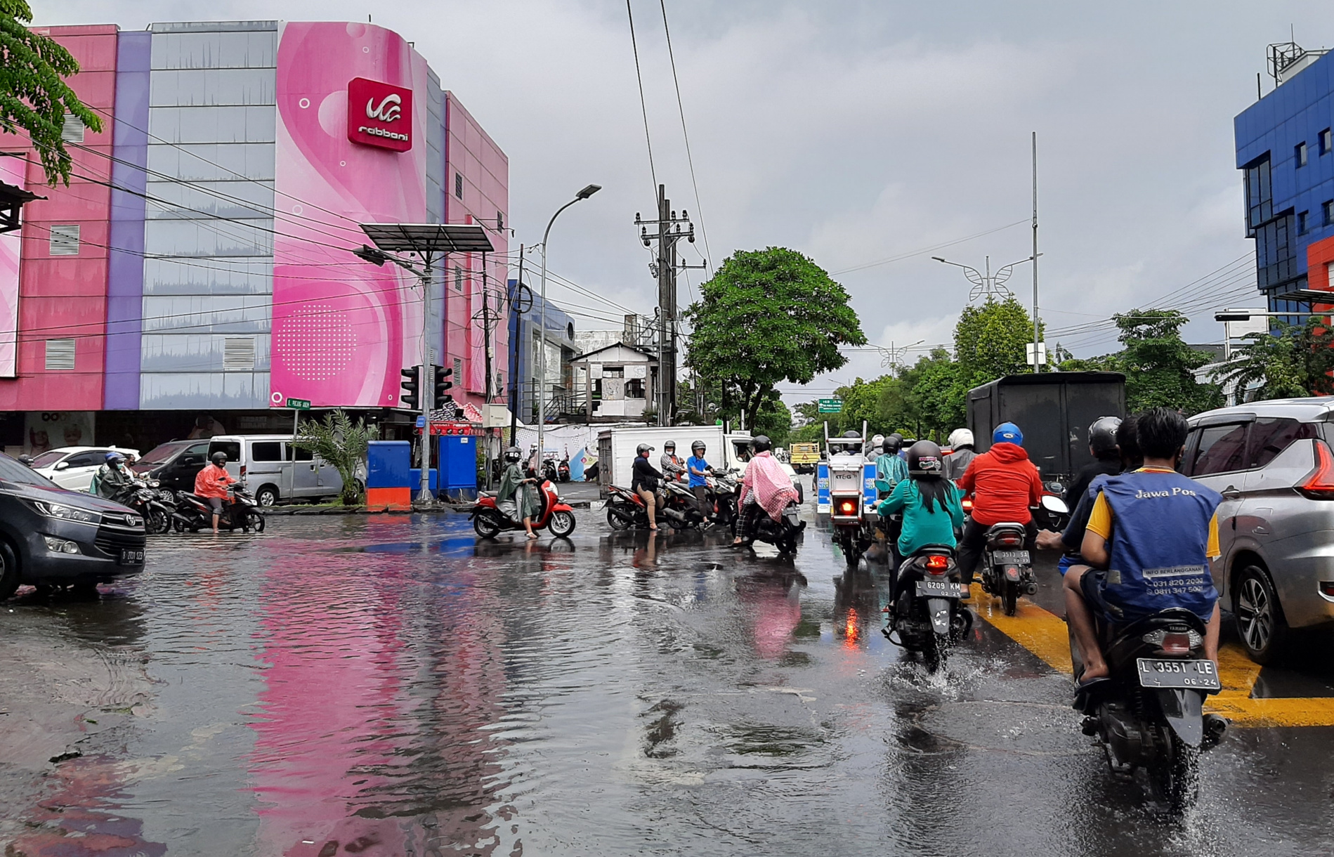 Banjir semata kaki di daerah Pucang yang menimbulkan kemacetan, Sabtu 27 Februari 2021. (Foto: Pita Sari/Ngopibareng.id)
