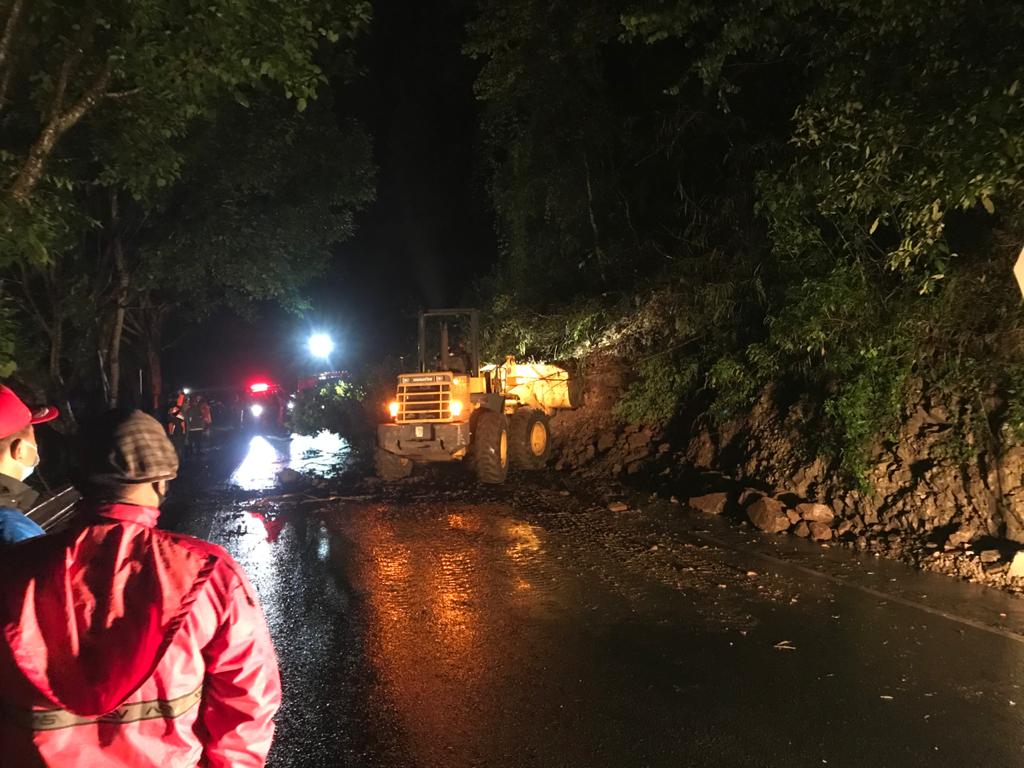 Proses evakuasi longsoran material di kawasan Payung, Kota Batu (Foto: istimewa)