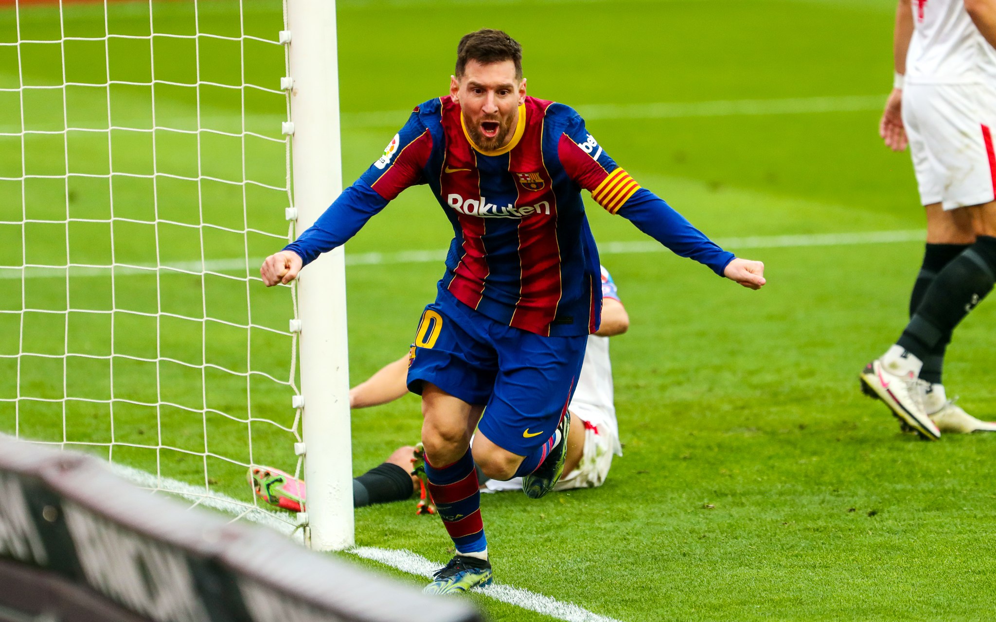 Leonel Messi mencetak satu gol saat Barcelona menang 2-0 atas tuan rumah Sevilla. (Foto: AP)