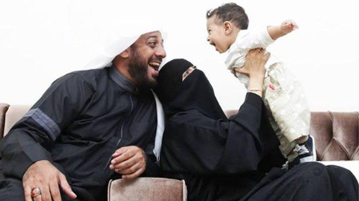Foto kenangan mendiang Syekh Ali Jaber bersama istri dan anak. (Foto: Istimewa)