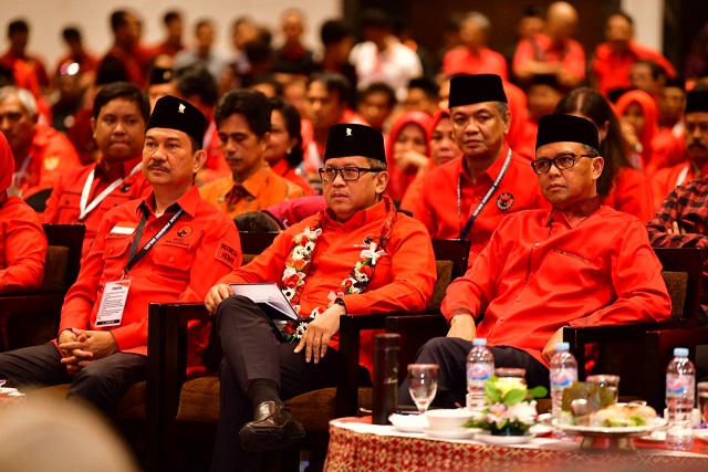 Gubernur Sulawesi Selatan (Sulsel) Nurdin Abdullah (kanan) bersama Sekretaris Jenderal (Sekjen) DPP PDI Perjuangan (PDIP), Hasto Kristiyanto. (Foto: Dok. PDIP)