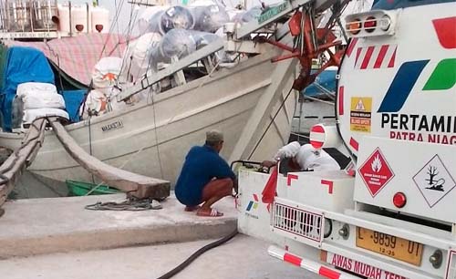 Ilustrasi, kapal rakyat di Pelabuhan Gresik antri beli solar Pertamina.  SK BPH Migas membuat pelayaran rakyat makin terpuruk. (Foto:Istimewa)