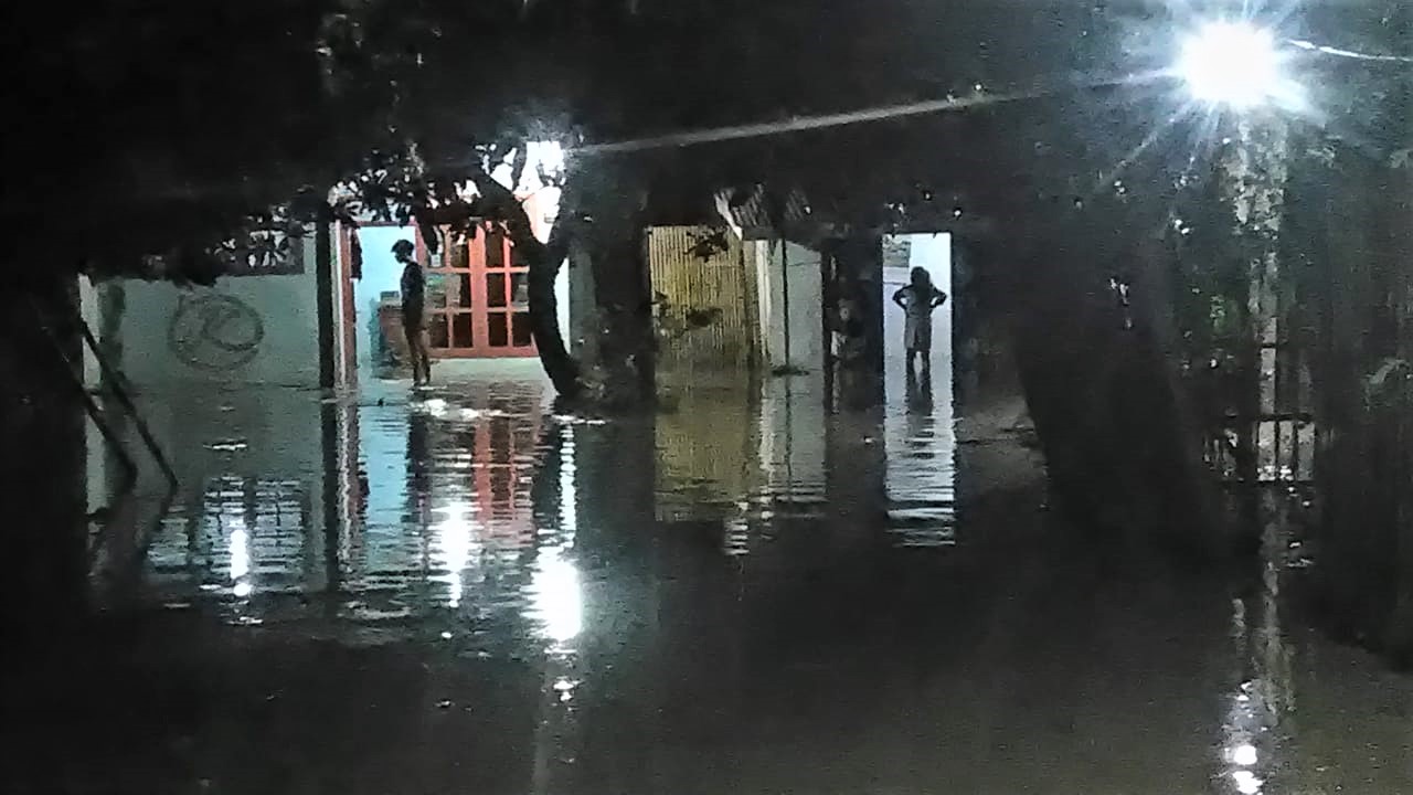 Warga di Desa/Kecamatan Dringu, Kabupaten Probolinggo saat dilanda banjir banding. (Foto: Ikhsan Mahmudi/Ngopibareng.id)