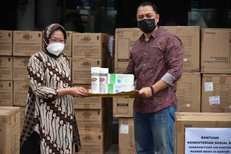 Mensos Risma menyerahkan bantuan kepada Walikota Surabaya Eri Cahyadi. (Foto: Humas Pemkot Surabaya)