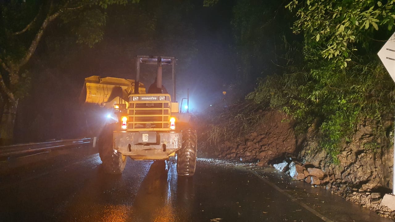 Proses evakuasi longsoran material di kawasan Payung, Kota Batu (Foto: istimewa)