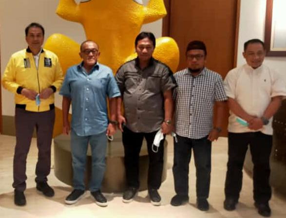 Aziz Syamsudin (baju kuning) bersama Abu Rizal Bakri dan Ketua PDK Kosgoro Jawa Timur Yusuf Husni (ketiga dari kanan) 