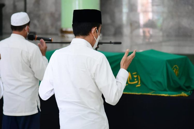 Presiden Jokowi berta'ziah ke mendiang Artidjo Alkostar di Yogyakarta. (Foto: Setpres)