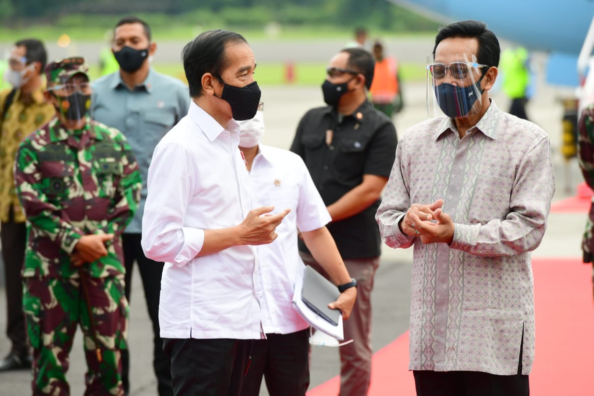 Presiden Jokowi disambut Gubernur DIY, Sri Sultan Hamengkubuwono X. (Foto: Setpres)