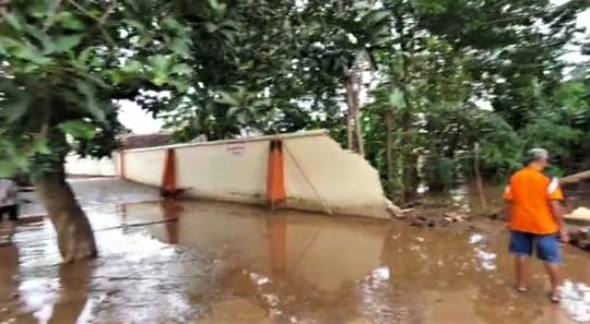 Desa Dringu dan Kedungdalem, Kecamatan Dringu, Kabupaten Probolinggo dilanda banjir bandang, Minggu malam. (Foto: Ikhsan Mahmudi/Ngopibareng.id) 