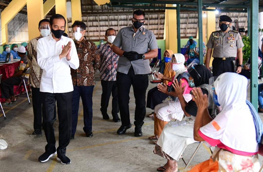 Presiden Jokowi meninjau vaksinasi massal di Pasar Beringharjo Yogyakarta. (Foto: Setpres)