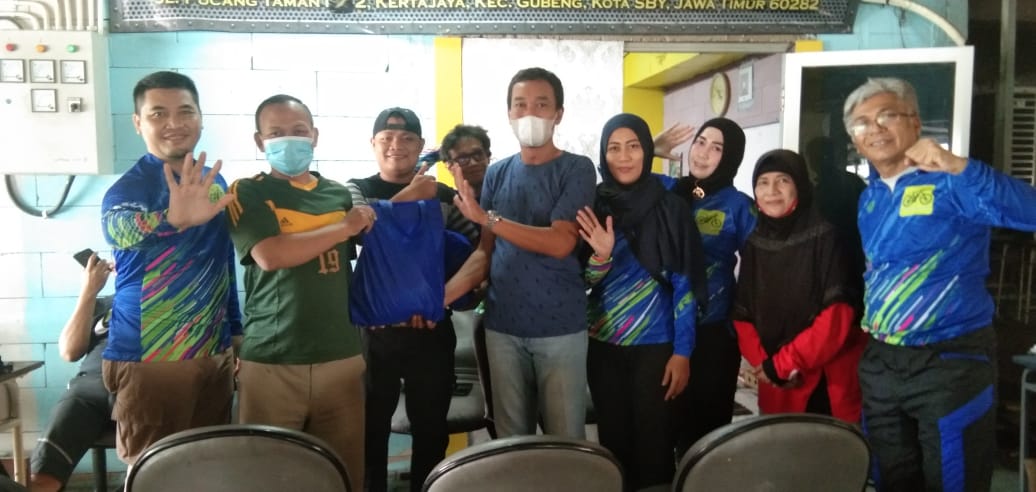 Anggota KGC sempatkan foto bareng dengan penerima bantuan yang juga alumni, Andiyati (kaus merah). (Foto: dok. KGC)