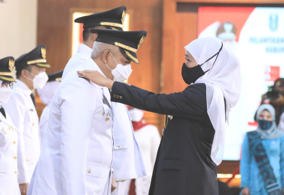 Bupati Malang Sanusi ketika dilantik Gubernur Jawa Timur Khofifah Indar Parawansa. (Foto: malangkab.go.id) 