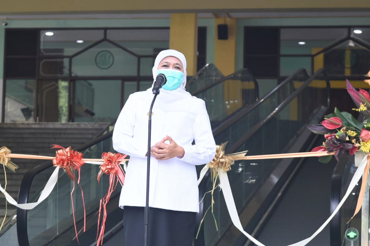 Gubernur Jawa Timur Khofifah Indar Parawansa saat meresmikan travelator masjid. (Foto: Humas Pemprov Jatim)